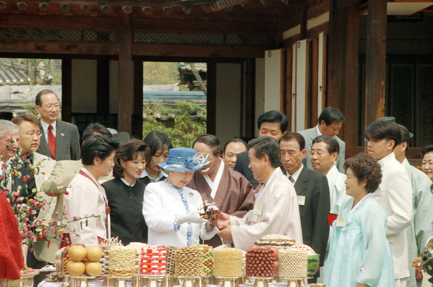 저는 엘리자베스 2세 여왕의 국 빈 방한을 총괄 기획한지 26년만에 어제 여왕이 방문했던 경상북도 안동시 찾아, 안동 명예시민증을 받았습니다. Immensely honoured to be made an Honorary Citizen of Andong, 26 years after the Queen’s visit, which I co-ordinated as a young diplomat.