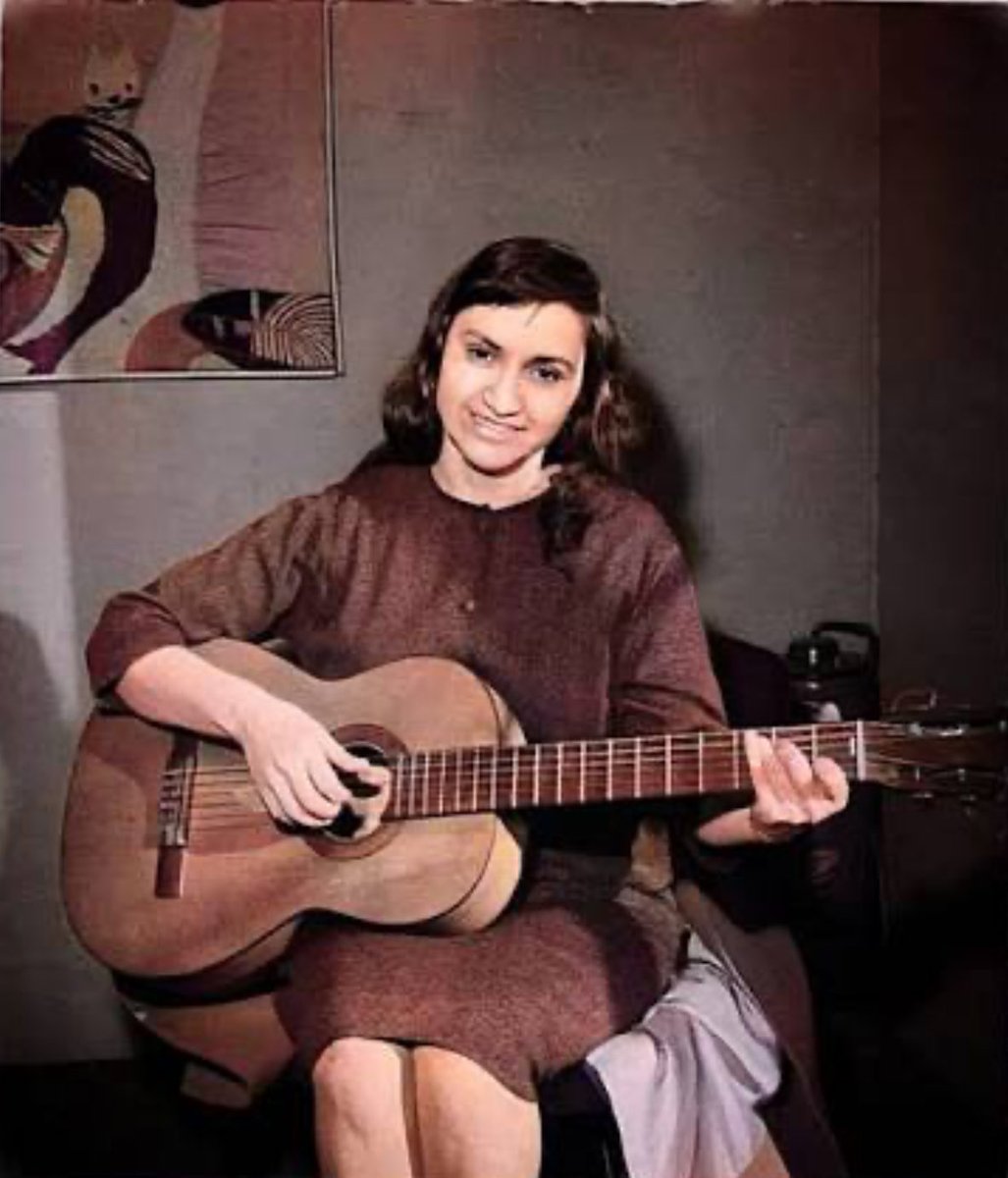 Violeta sigue floreciendo en cada canto, en cada color, en cada gesto que celebra la vida.
🌻 Su arte nos recuerda que siempre hay belleza en lo simple y fuerza en lo verdadero. Feliz día de la Música Chilena ♥️🎸🥁🎵🎻🪉🎶♥️ #diadelamusicachilena