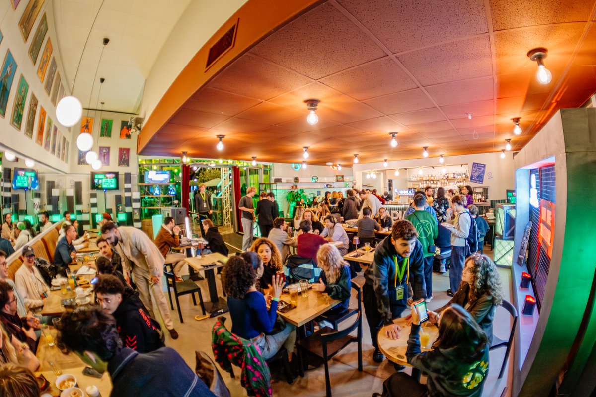 XboxFR's tweet image. Le Radianite Café t’ouvre ses portes à Paris ! Food, gaming, chill et des cadeaux toute la journée 💚

➡️ 17h : début de l’Eco Round 🍹 (happy hours)
➡️ 18h : blind test spécial Game Pass avec casques Logitech, codes GP et surprises 🔥

Merci @LogitechGFrance pour le stuff 🙌🎧…