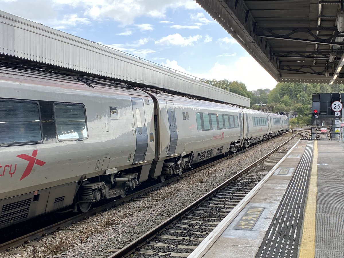 loypass_SCCar's tweet image. 🚄⬜️ Do you know, at this angle of light, and in light grey, an ex-Avanti Super Voyager looks strangely alluring.
@CrossCountryUK #class221