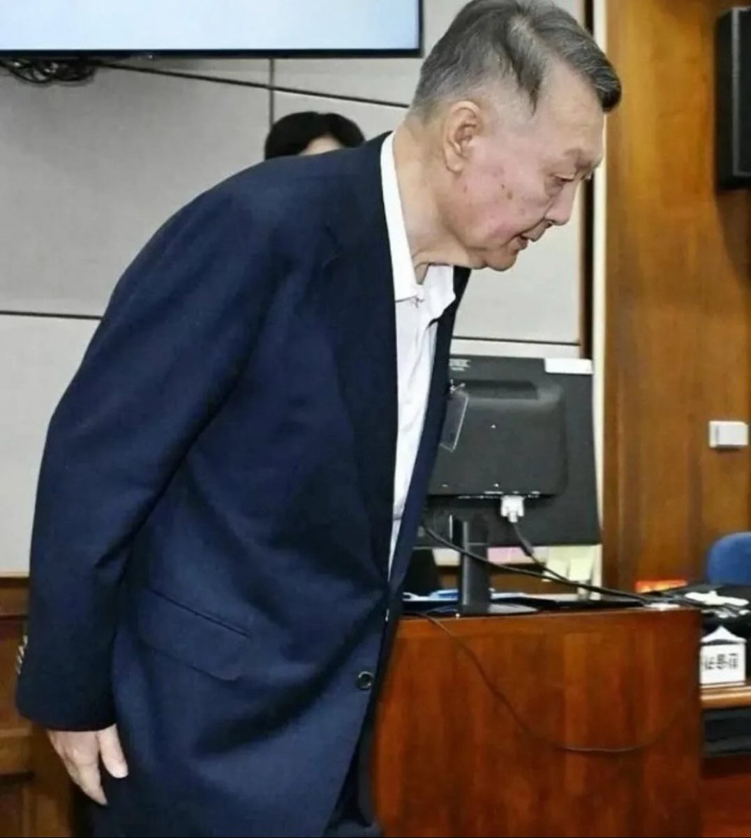 윤석열 대통령은 만 64세밖에 안 됐는데 살이 너무 빠지고 병자처럼 얼굴이 창백하다.
내가 보기엔 옥고를 치르실 정도의 체력은 안 되는 것 같은데 조속한 쾌유를 기원합니다. 😥