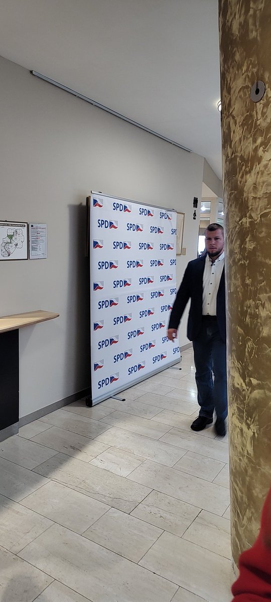 Syncak_J's tweet image. Do volebního štábu SPD nás nepustili, prý jsme nepřátelské médium. Já o nich přitom nikdy nepsal... Samé otázky @tietzol