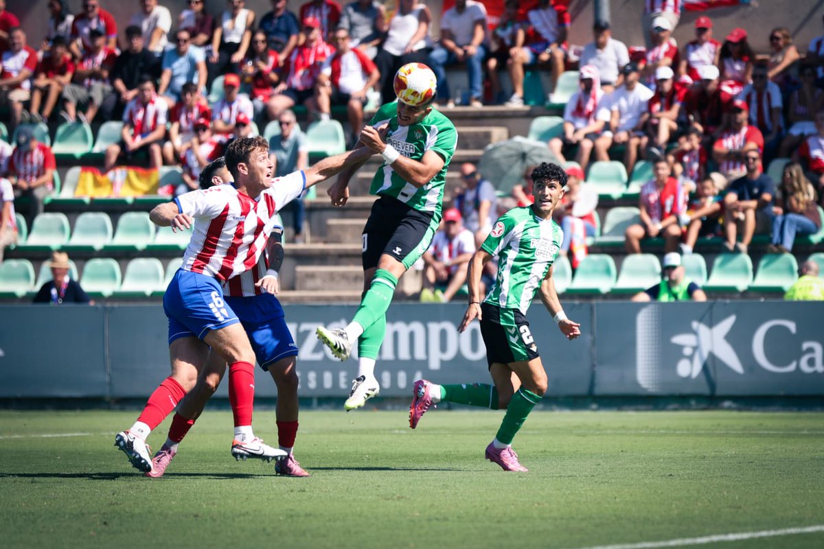 Tiempo de descanso en la Ciudad Deportiva Luis del Sol con momentánea derrota del Betis Deportivo ante el Algeciras. 

Vale el tanto de Gonzaga al borde del 45 para adelantar a los rojiblancos.

📷 <a href="/LucasybnPhoto/">Lucas Yébenes Gordillo</a>