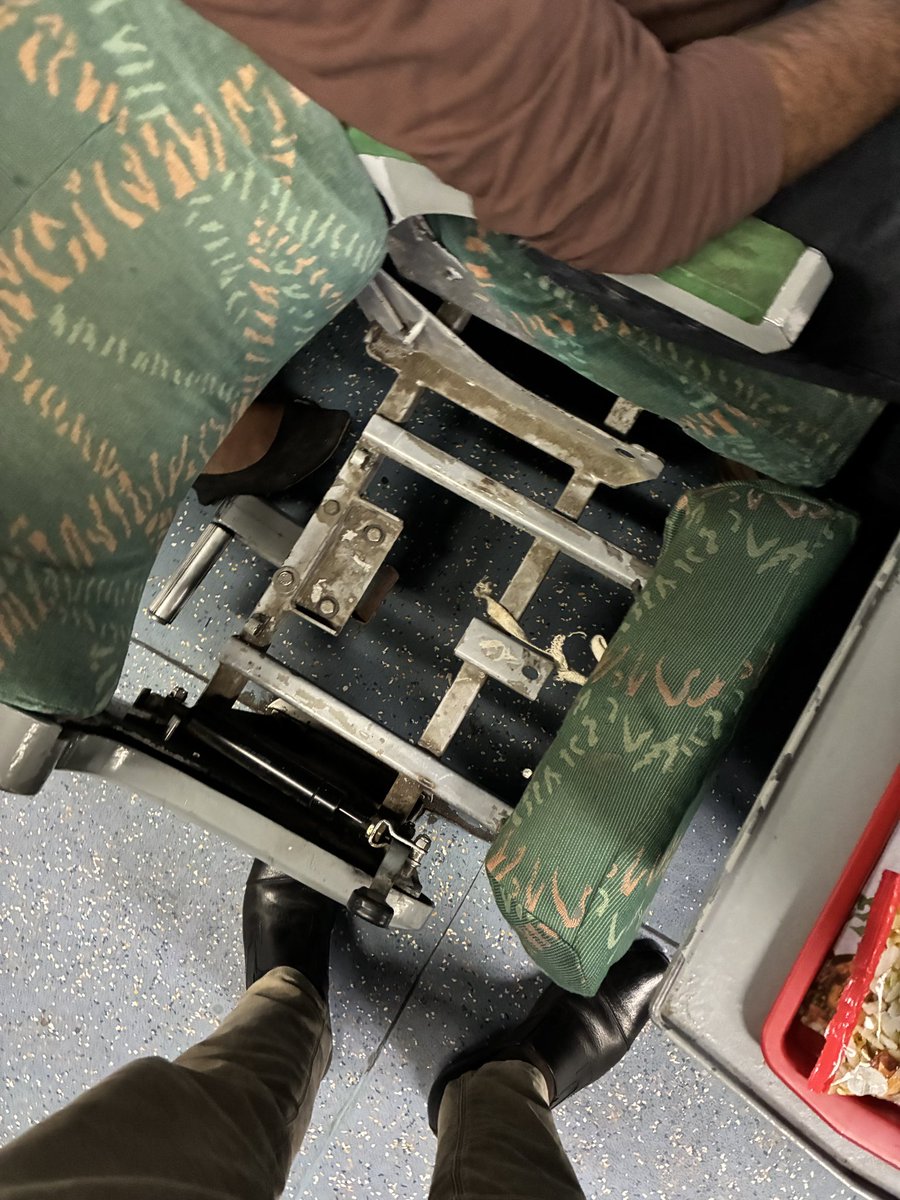 gnrams's tweet photo. @AshwiniVaishnaw @RailMinIndia 

Travelling to Shatapti to Bengaluru
Coach C1 Seat 18
The seat is damaged and very uncomfortable to sit
PNR - 4845881120
Train No. 12027 https://t.co/TaPrTza2sw