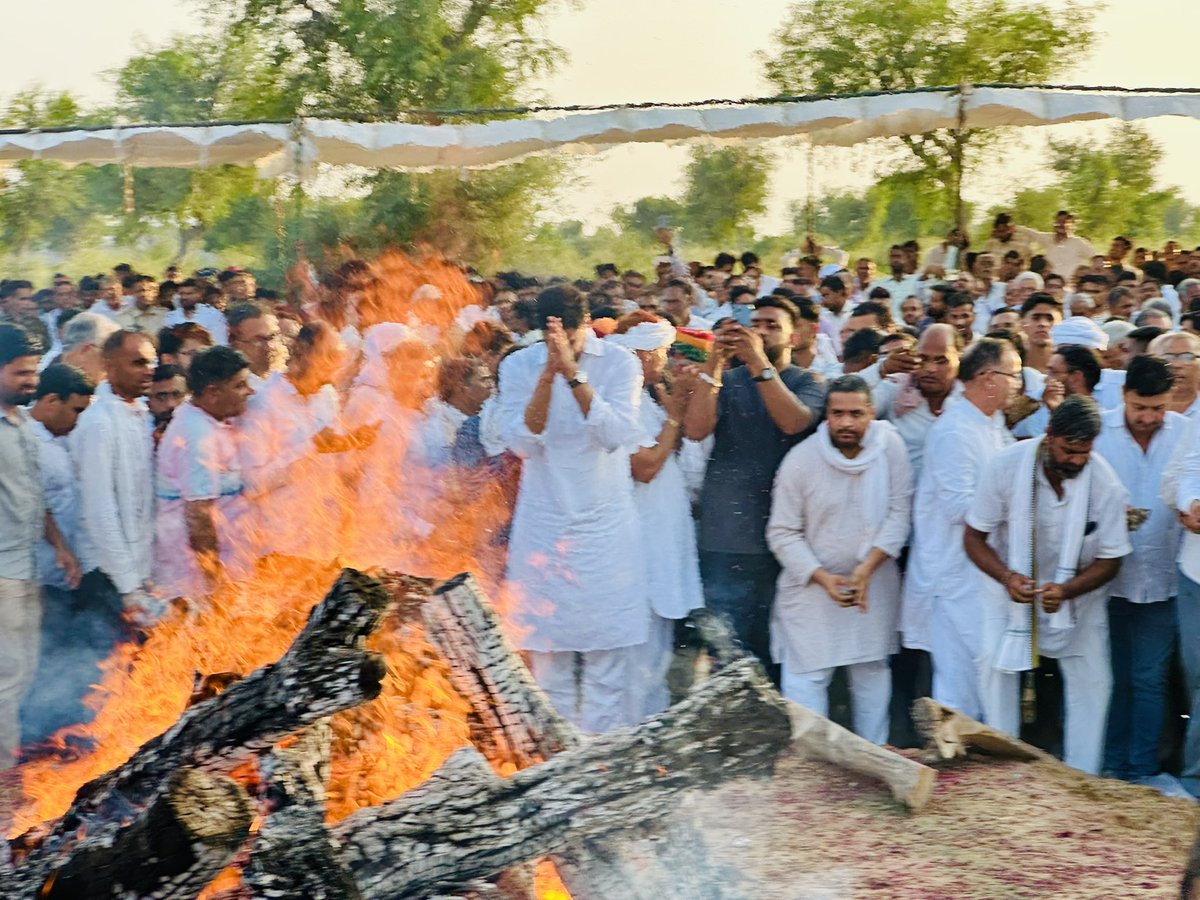 आज बीकानेर पहुंचकर राजस्थान विधानसभा में नेता प्रतिपक्ष रहे वरिष्ठ कांग्रेसी नेता श्री रामेश्वर डूडी जी की अंतिम यात्रा में शामिल होकर उन्हें पुष्पांजलि अर्पित की।

छात्र राजनीति से लेकर सांसद तक के सफ़र में डूडी साहब सदैव किसान-मजदूर वर्ग के सशक्त पैरोकार रहे। किसान और मजदूर