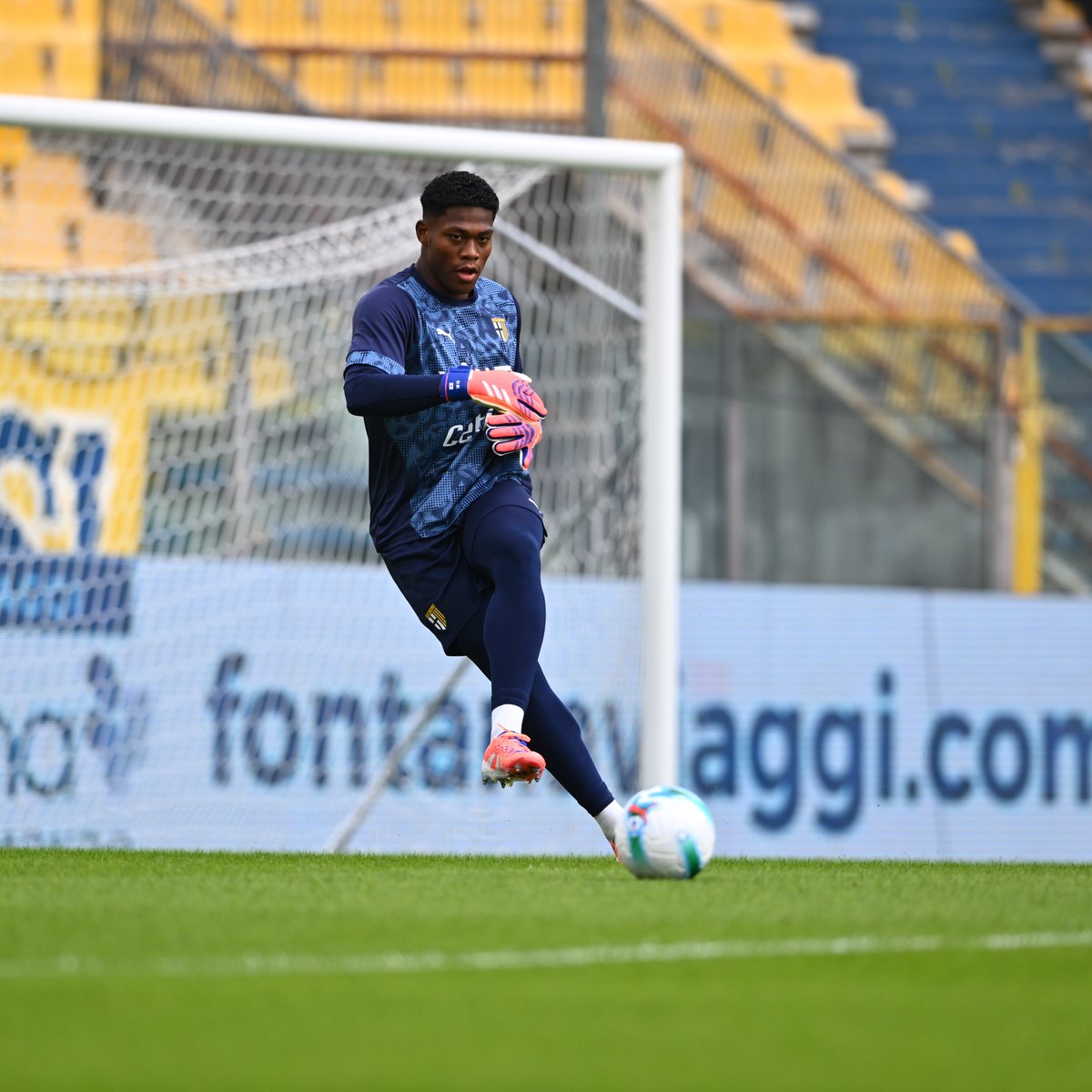 ParmaCalcioJPN's tweet image. 間もなくキックオフ！🔜⚽️

#ParmaLecce #鈴木彩艶