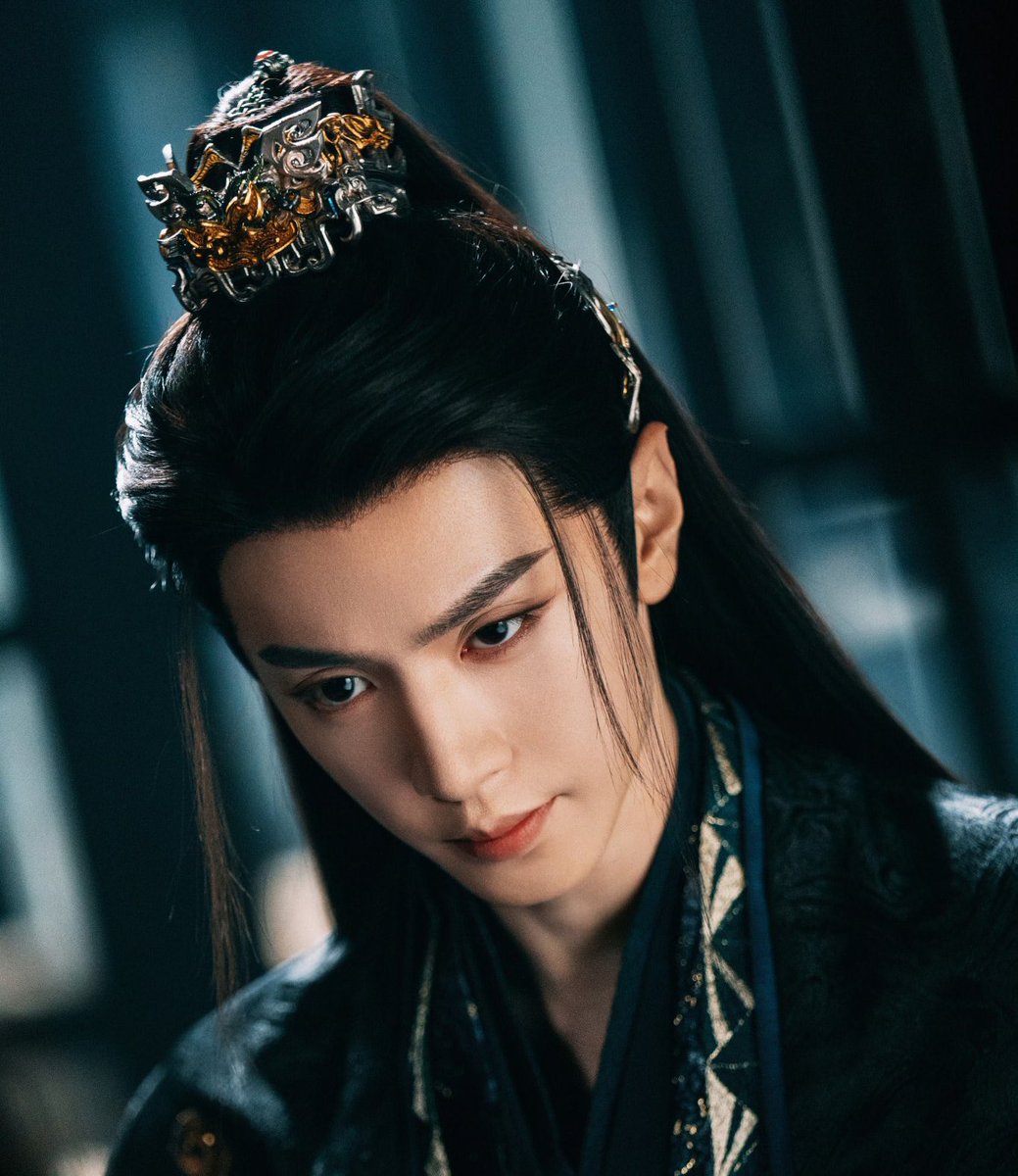 This year, we got two opposite characters between Li Zan and Feng Suige.

No more gentle, soft, and warm eyes anymore.

Chen Zheyuan, the actor you are ✨

#ChenZheyuan 
#TheWhiteOliveTree
#FatedHearts