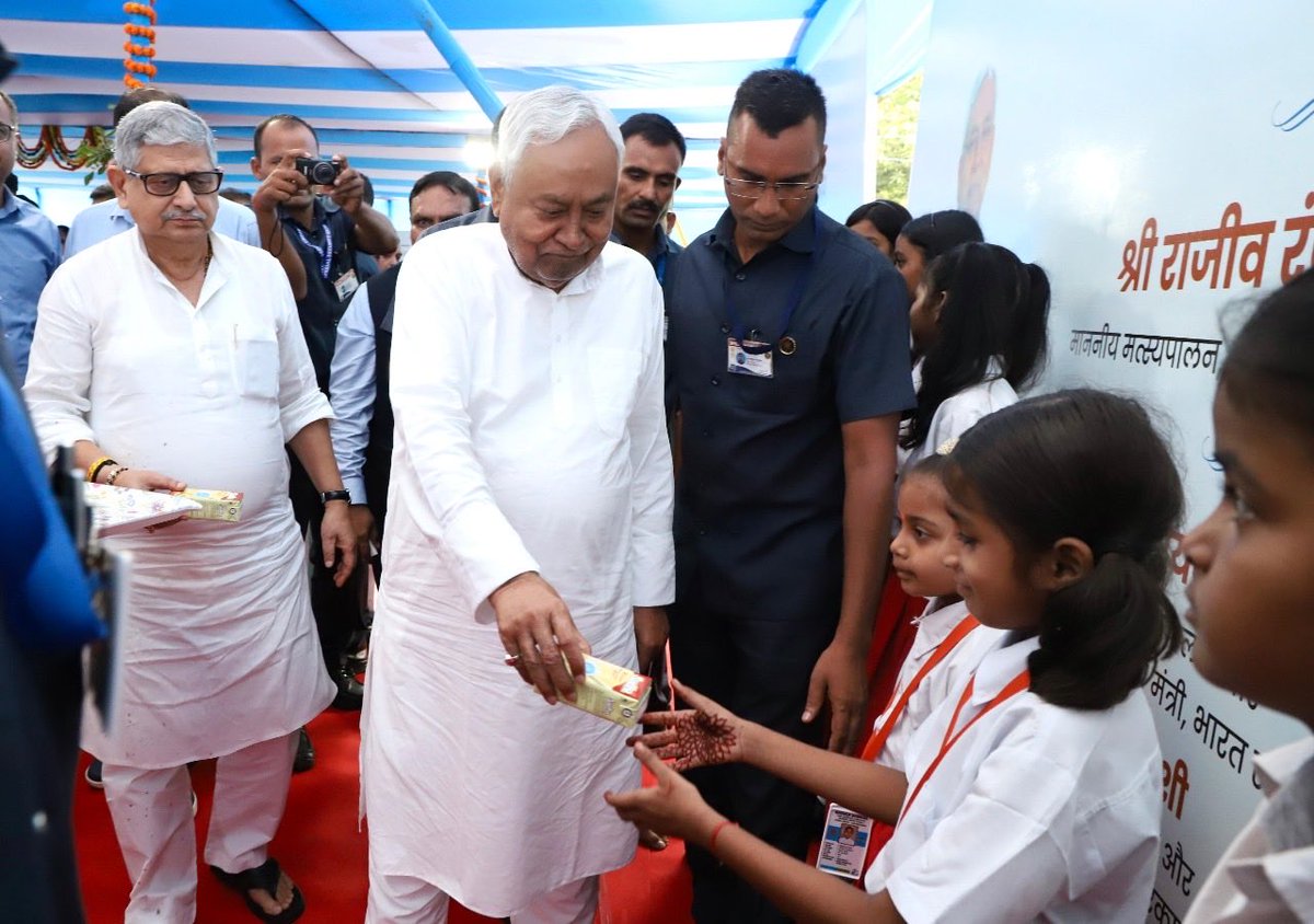 NitishKumar's tweet photo. आज मुंगेर जिले में लगभग 12690 करोड़ रुपए की लागत से प्रगति यात्रा के दौरान घोषित 15 विकासात्मक योजनाओं का शिलान्यास किया। इन योजनाओं से जिले में विकास कार्यों को नई गति एवं दिशा मिलेगी, जिससे लोगों के जीवन स्तर में सकारात्मक सुधार होगा एवं उन्हें इसका प्रत्यक्ष लाभ प्राप्त होगा।

इसके अतिरिक्त सामाजिक सुरक्षा पेंशन योजना के लाभार्थियों, जीविका दीदियों, विद्युत उपभोक्ताओं तथा अन्य योजनाओं के लाभार्थियों के साथ आयोजित संवाद कार्यक्रम में शामिल हुआ।

इसके पश्चात् स्थानीय कार्यकर्ताओं से भी संवाद किया तथा उनकी समस्याओं एवं सुझावों को सुना तथा उन पर सम्यक कार्रवाई हेतु संबंधित पदाधिकारियों को निदेशित किया।
