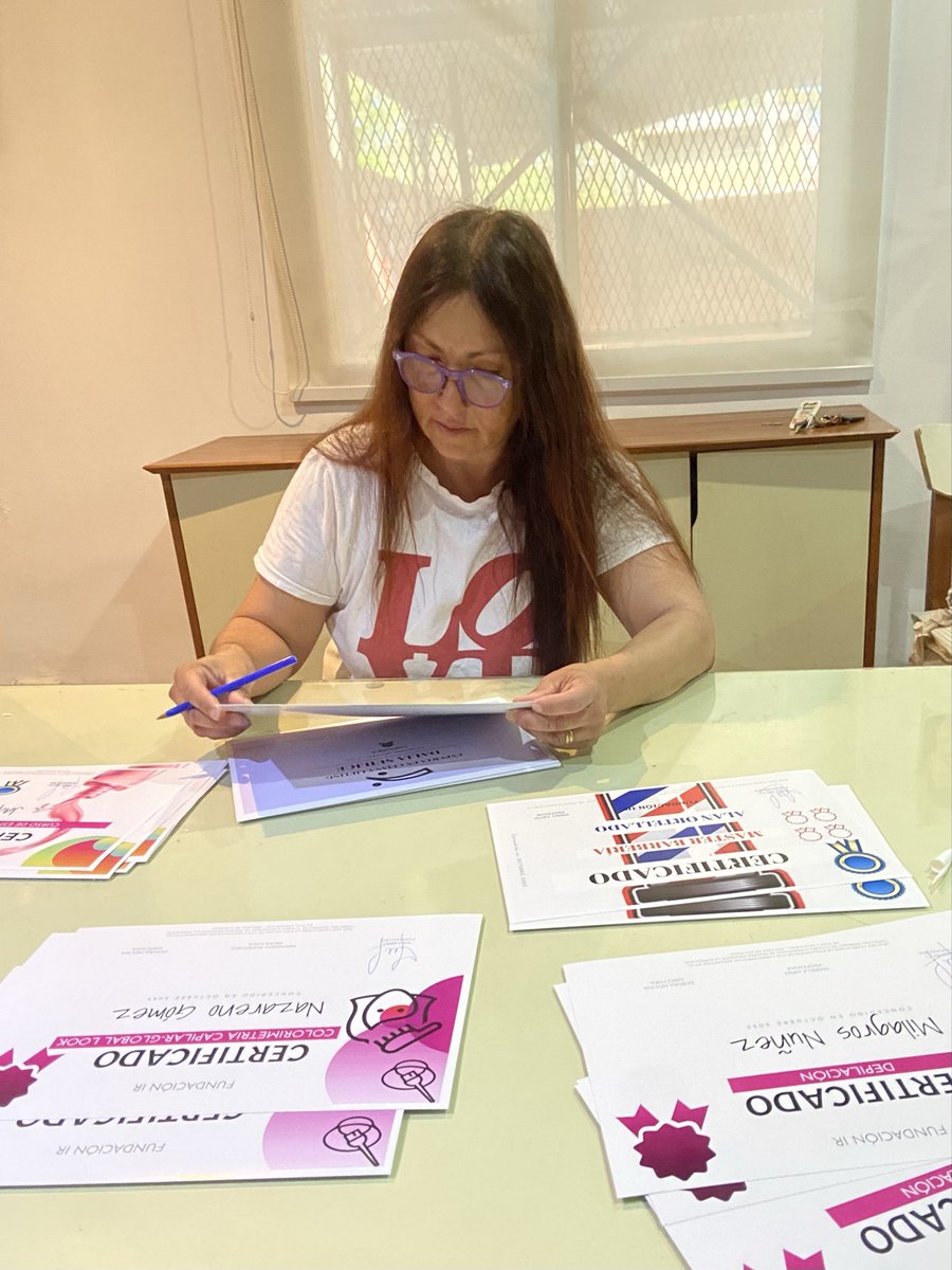 Hoy siento un enorme orgullo y emoción.
En <a href="/CasaVecino/">Casa Del Vecino</a> sede de <a href="/FundacionIr/">Fundación IR</a> entregamos certificados a los alumnos de nuestra escuela de oficios.
Cada esfuerzo, cada clase y cada hora de dedicación de nuestros profesores dieron sus frutos.
Hoy Presidente Derqui tiene 70 nuevos