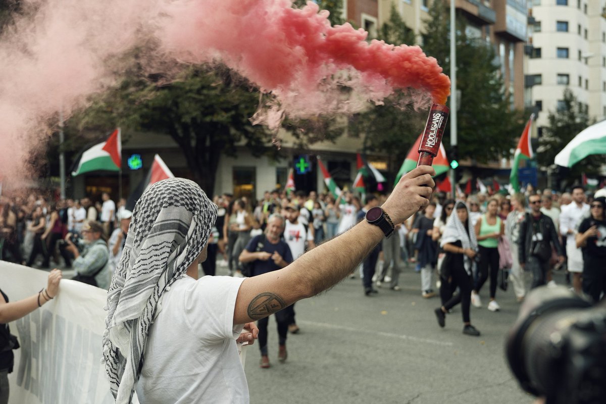 MikelBejarano's tweet photo. Manifestación de @Palestinarekin en Iruña a favor de la resistencia palestina y por la disolución del Estado de Israel.  [2/2]

Para Hordago / El Salto https://t.co/gLKXLdRKo4
