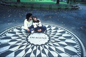 #9octobre1985 

À l'occasion du 45e anniversaire de John Lennon et 5 ans après son assassinat, une section de Central Park (New York) est baptisée « Strawberry Fields » en référence à une chanson de The Beatles.