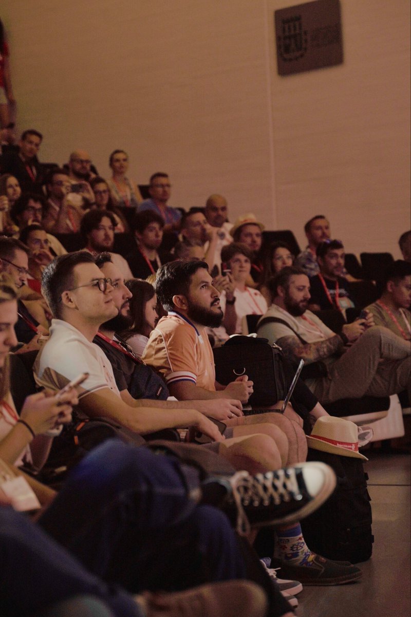 farisaziz12's tweet image. Get you somebody who looks at you like this on stage @ReactAlicante 

@ythecombinator