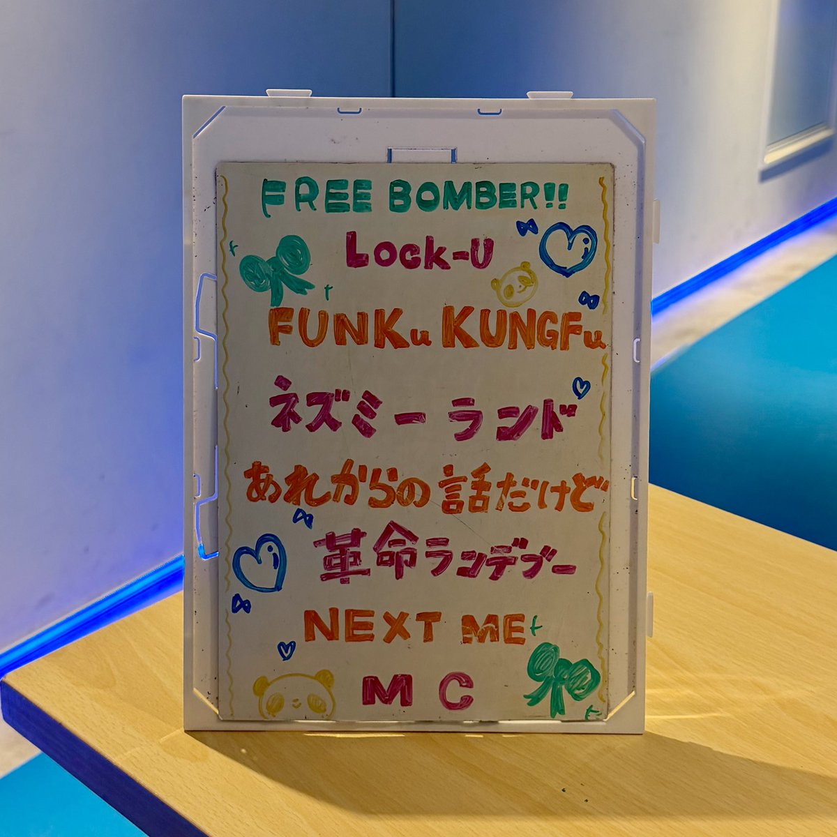 hunipaku's tweet image. 今日のパンダミック🐼🎂
めちゃ良いライブでした👏
ステージは高くないけど、椅子席はちゃんと見やすくて、照明もPANDAMICによく合っていて素晴らしかった🪩✨
そして、少し早めに誕生日(10/7)を祝ってもらいました🎂おじさん達がお揃いのTシャツを着てはしゃいだりしました😂
#PANDAMIC #パンダミック