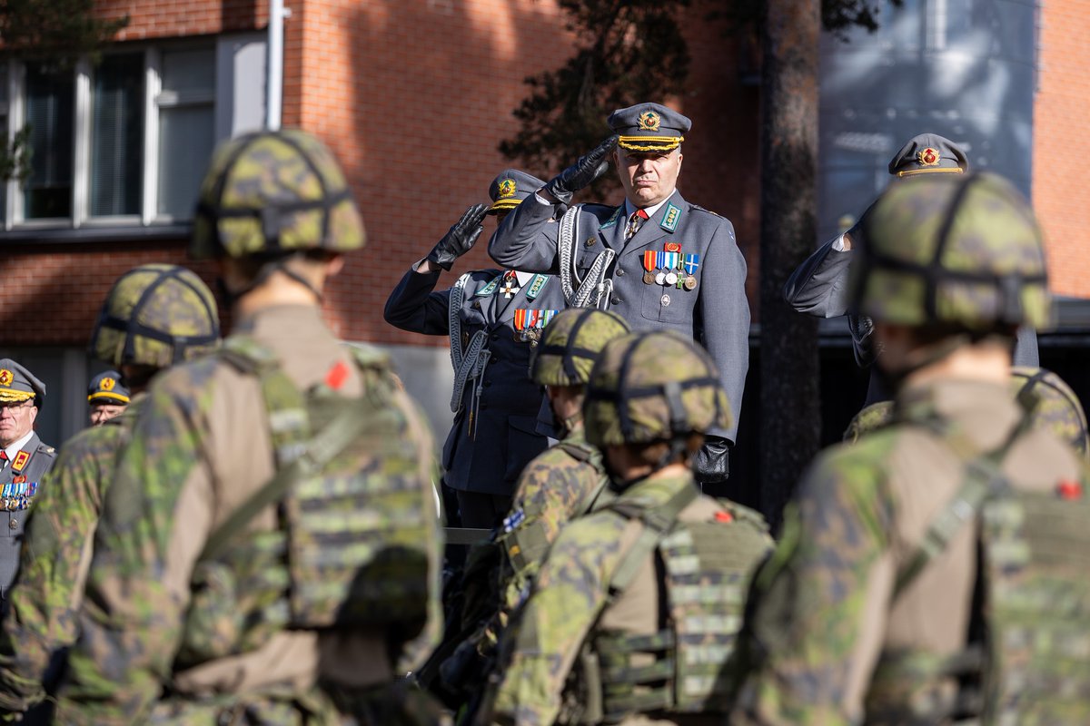 Puolustusvoimat's tweet image. Puolustusvoimien #WeeklyRecap 🪖

🐾 @PorinPR järjestettiin virkahuumekoirien SM-kisat.
✈️ Tasavallan presidentti vieraili Tikkakoskella.
🎖️ Eversti Ari Lehmuslehti aloitti @KaartinJR komentajana.
⚓️ Puolustusministeri perehtyi @rlaivasto ajankohtaisiin asioihin.