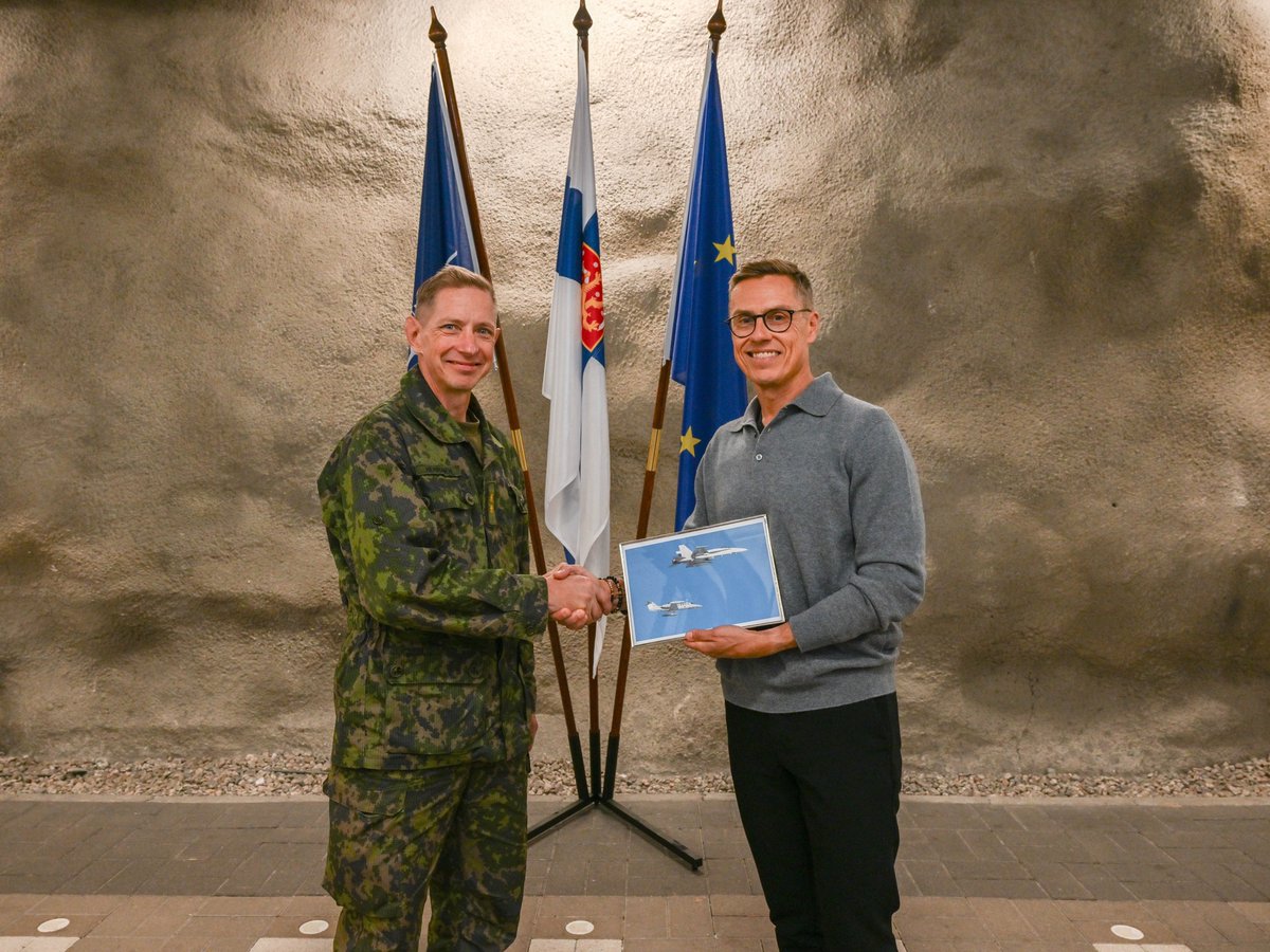 Puolustusvoimat's tweet image. Puolustusvoimien #WeeklyRecap 🪖

🐾 @PorinPR järjestettiin virkahuumekoirien SM-kisat.
✈️ Tasavallan presidentti vieraili Tikkakoskella.
🎖️ Eversti Ari Lehmuslehti aloitti @KaartinJR komentajana.
⚓️ Puolustusministeri perehtyi @rlaivasto ajankohtaisiin asioihin.