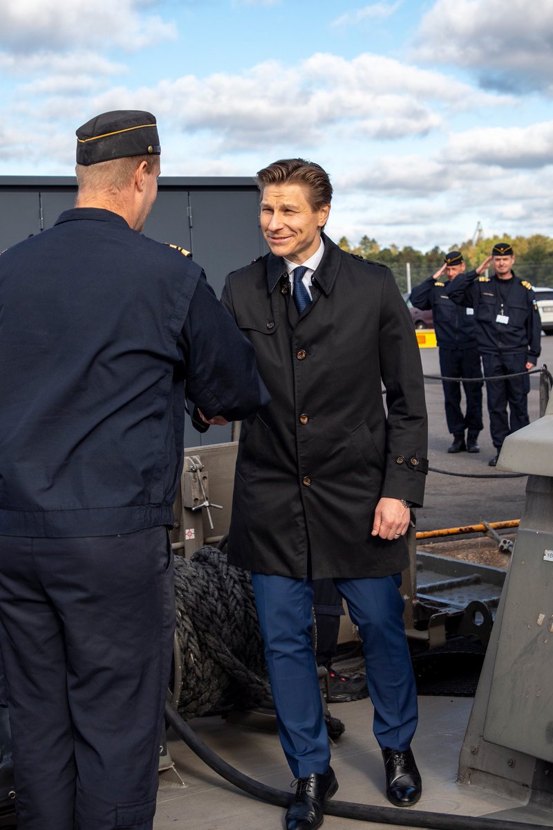 Puolustusvoimat's tweet image. Puolustusvoimien #WeeklyRecap 🪖

🐾 @PorinPR järjestettiin virkahuumekoirien SM-kisat.
✈️ Tasavallan presidentti vieraili Tikkakoskella.
🎖️ Eversti Ari Lehmuslehti aloitti @KaartinJR komentajana.
⚓️ Puolustusministeri perehtyi @rlaivasto ajankohtaisiin asioihin.