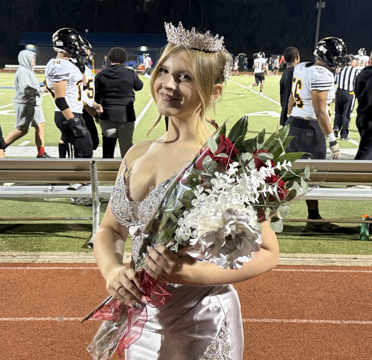 BrentwoodBoroSD's tweet photo. Congratulations to #Brentwood Homecoming Queen Avalon Peters and her court! @BWoodSpartans capped Homecoming by defeating Riverview, 27-14! #BBSD https://t.co/QqPpxzpraZ