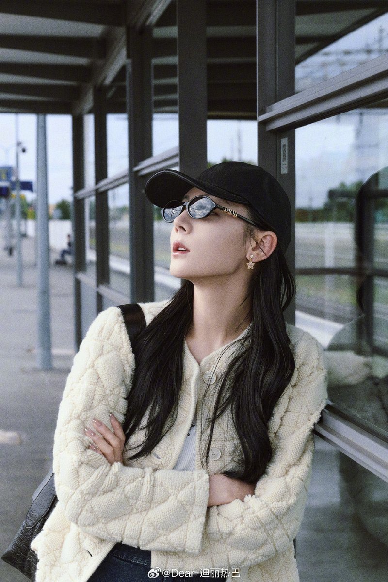 DilrabaOnly's tweet photo. Airport vibe in fashion weeks

#迪丽热巴 #dilireba #dilraba #디리러바 #ตี๋ลี่เร่อปา https://t.co/EOtIt7LzKm