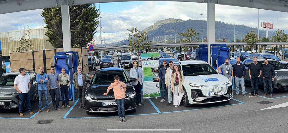 La segunda jornada de MOVExOviedo de <a href="/AsociacionAUVE/">AUVE</a> ha comenzado con excursión con los socios en Electro-tour hasta los cargadores de nuestro socio protector, <a href="/zunder_es/">Zunder</a>. 

Seguimos abiertos en la plaza de la Catedral de #Oviedo. 😍