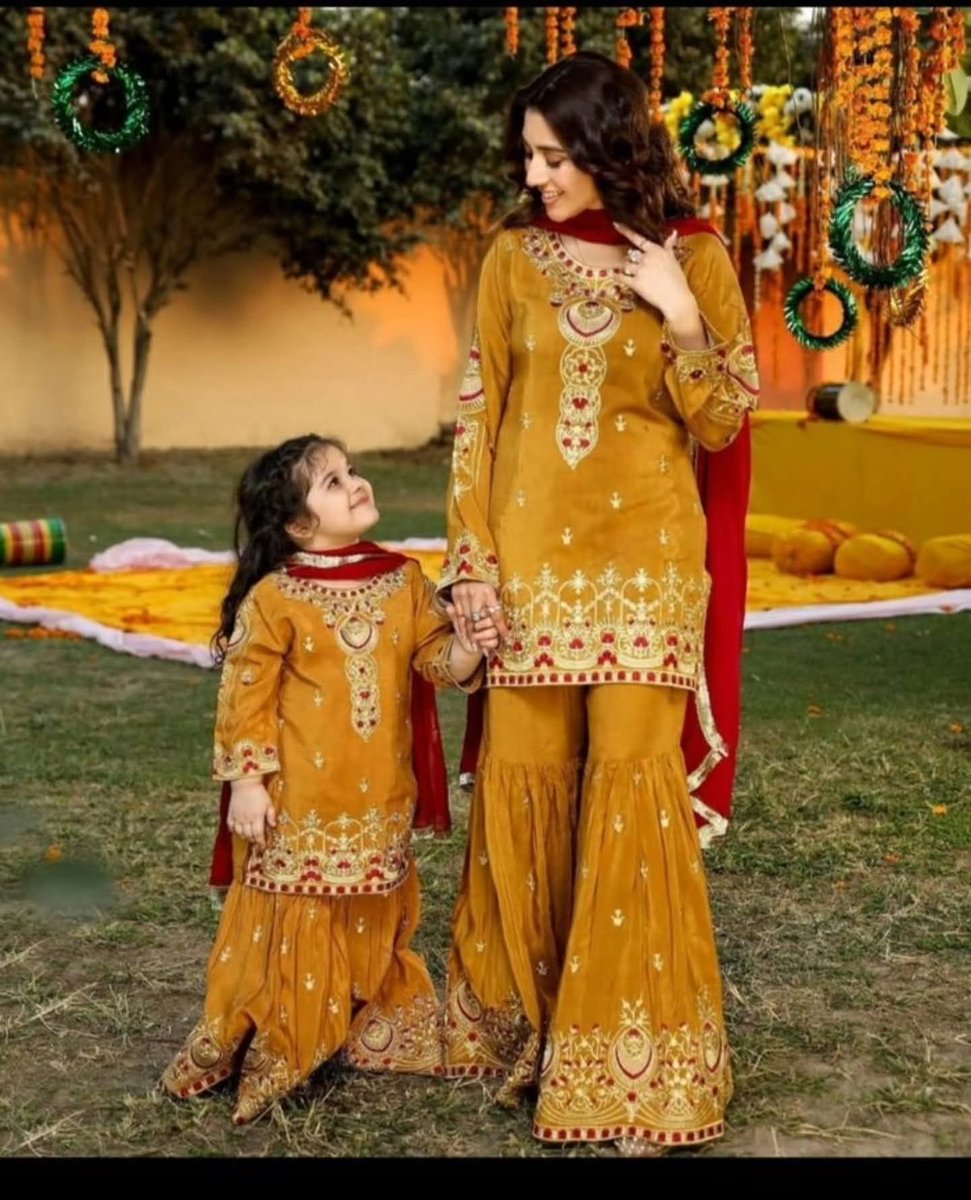 DailyInfotainm1's tweet image. Mother daughter matching Orange Dresses

dailyinfotainment.com/2025/09/mother…

#motherdaughter #matchingshirts #duodress #dailyinfotainment #fashionista #fashionable #pakistanifashion   #neckstyle #sleevedesigns #DiorSS26 #orangedress #LingOrmDiorAirportLook #LVSS26 #ParisFashionWeek #sstvi