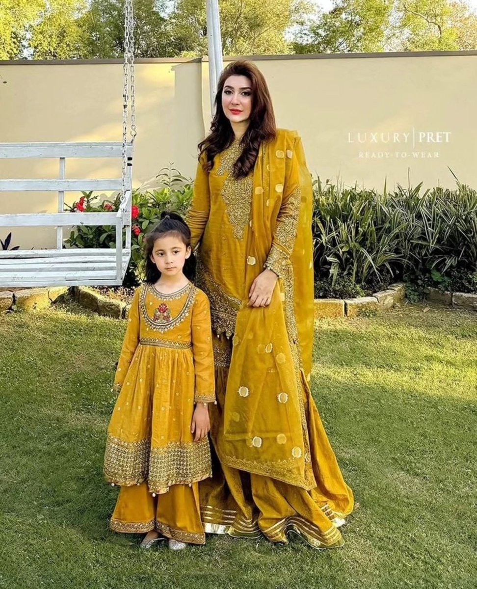 DailyInfotainm1's tweet image. Mother daughter matching Orange Dresses

dailyinfotainment.com/2025/09/mother…

#motherdaughter #matchingshirts #duodress #dailyinfotainment #fashionista #fashionable #pakistanifashion   #neckstyle #sleevedesigns #DiorSS26 #orangedress #LingOrmDiorAirportLook #LVSS26 #ParisFashionWeek #sstvi