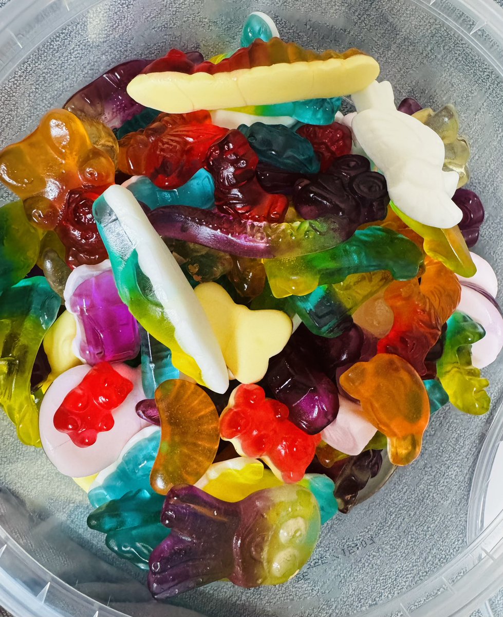 Spirelli79's tweet image. Wenn man krank ist…muss man sich gesund ernähren! ☝️#servicetweet #gummizeugs