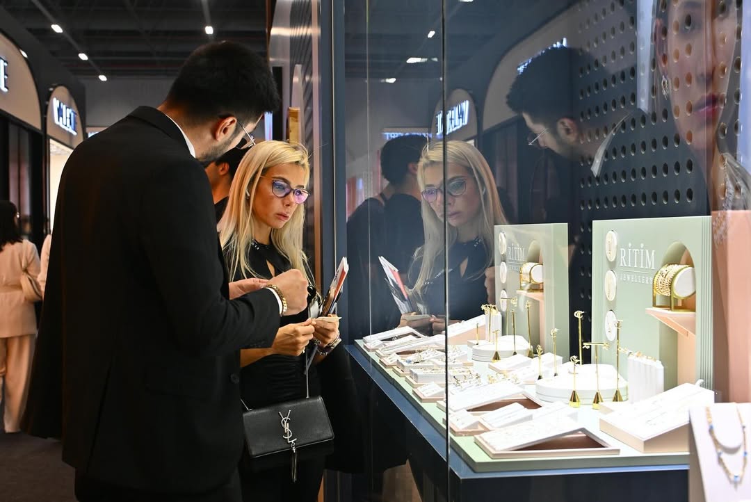 IstFuarMerkezi's tweet image. IJS İstanbul Jewelry Show 2025 tüm parıltısıyla İstanbul Fuar Merkezi’nde! Ticaret fırsatlarını kaçırmamak için hala gün sonuna kadar zamanınız var. ⭐️

@ist_jewelryshow 

#İstanbulFuarMerkezi #İFM #İFMFuarcılık #IJS #istanbuljewelryshow