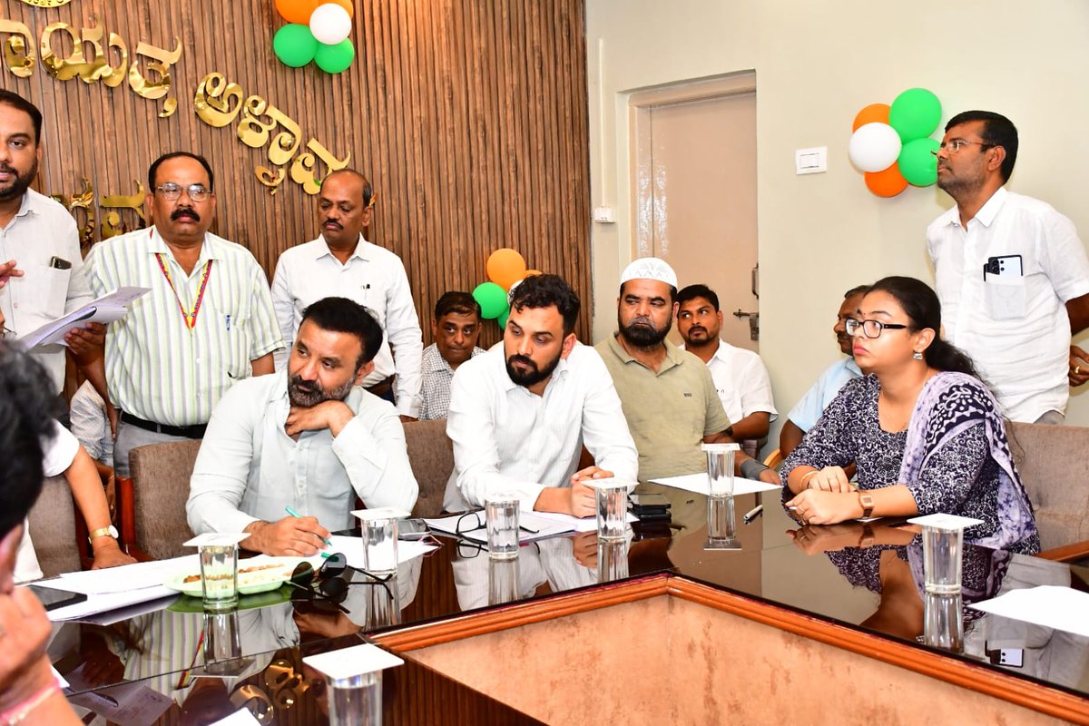 SantoshSLadINC's tweet photo. ಅಳ್ನಾವರ ಪಟ್ಟಣ ಪಂಚಾಯತ್ ಕಚೇರಿಯಲ್ಲಿ ಇಂದು ಅಧಿಕಾರಿಗಳೊಂದಿಗೆ ಪ್ರಗತಿ ಪರಿಶೀಲನಾ ಸಭೆ ನಡೆಸಲಾಯಿತು.

ಸಭೆಯಲ್ಲಿ ಜಿಲ್ಲಾ ಪಂಚಾಯಿತಿ ಸಿಇಒ ಭುವನೇಶ್ ಪಾಟೀಲ್ ಸೇರಿದಂತೆ ಇತರ ಅಧಿಕಾರಿಗಳು ಉಪಸ್ಥಿತರಿದ್ದರು.

#Alnavar https://t.co/4fQpZ1JLdc