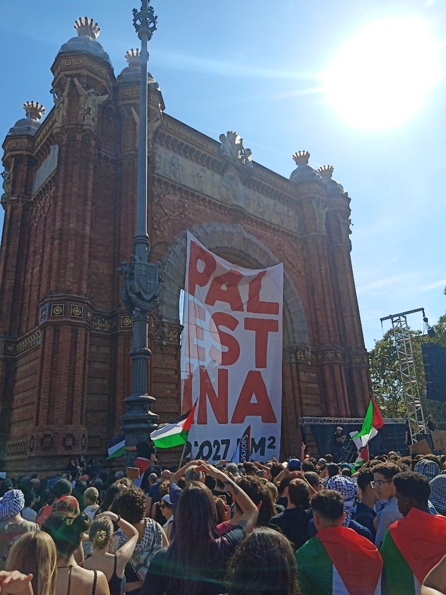 CGTEnsenyament's tweet image. 🔴⚫️Visca Palestina Lliure🔴⚫️
📸📌Barcelona, Arc del Triomf ara mateix 
#FreePalestine
#FromTheRiverToTheSea 
#BoycottIsrael