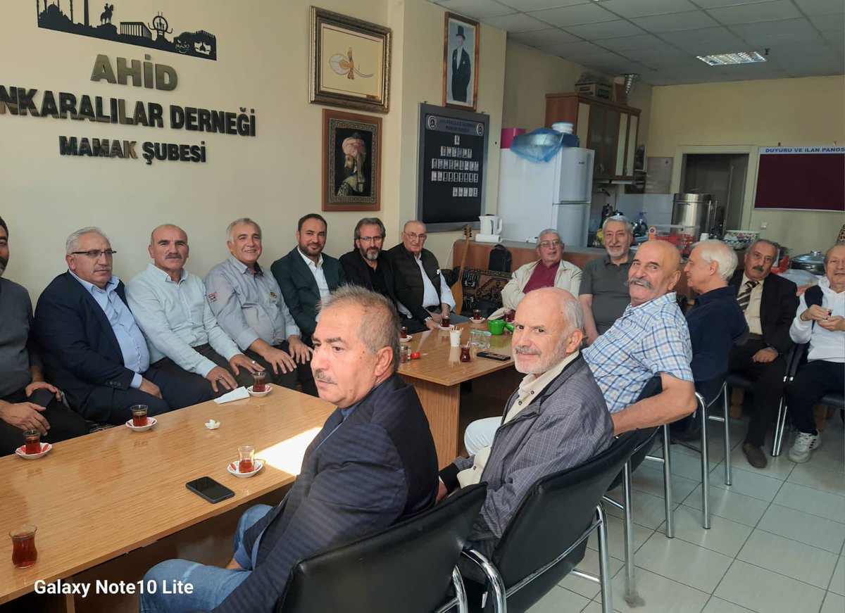 AHİD Ankaralılar Derneğini ziyaret ederek Osman Emir başkan ve yönetim kurulu üyeleriyle sohbet ettik.

Misafirperverliklerinden dolayı teşekkür ederim.