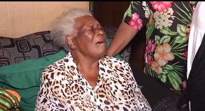 ChrisExcel102's tweet image. I’m just got rejected by this hun now 😭💔

She didn’t just reject me .. she opened her purse wakhipha clorets 

Wathi 

“Thatha bhuti chappies Uhambe uhlafuna uyeke undinyela ” 😭😭😭💔