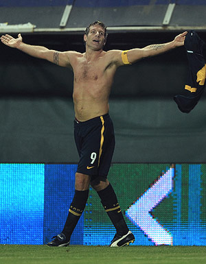 🔝RECORD. Hoy hace 16 años (04/10/2009) 🇦🇷MARTIN PALERMO le convertia un golazo de cabeza desde 35 mts a #Velez en el 3-2 por #Apertura2009 a los 74 minutos en la #Bombonera. 
📽️ youtu.be/M8otlha-kSo