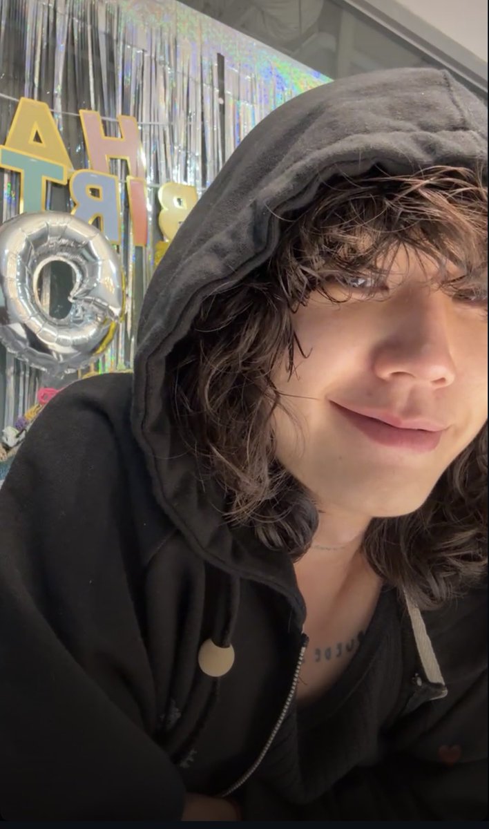 “Yeorubun”
*pauses for a few seconds*
“Yeorubun”
*pauses again then hides half of his face*
*smiles*
“Kamsaheyo! Sarangheyo yeorubun”

BRUH I THOUGHT HE WAS GONNA CRY I WAS ALSO ABOUT TO SHED A TEAR FCKKKKK I LOVE YOU SO MUCH ILHOON 😭😭😭