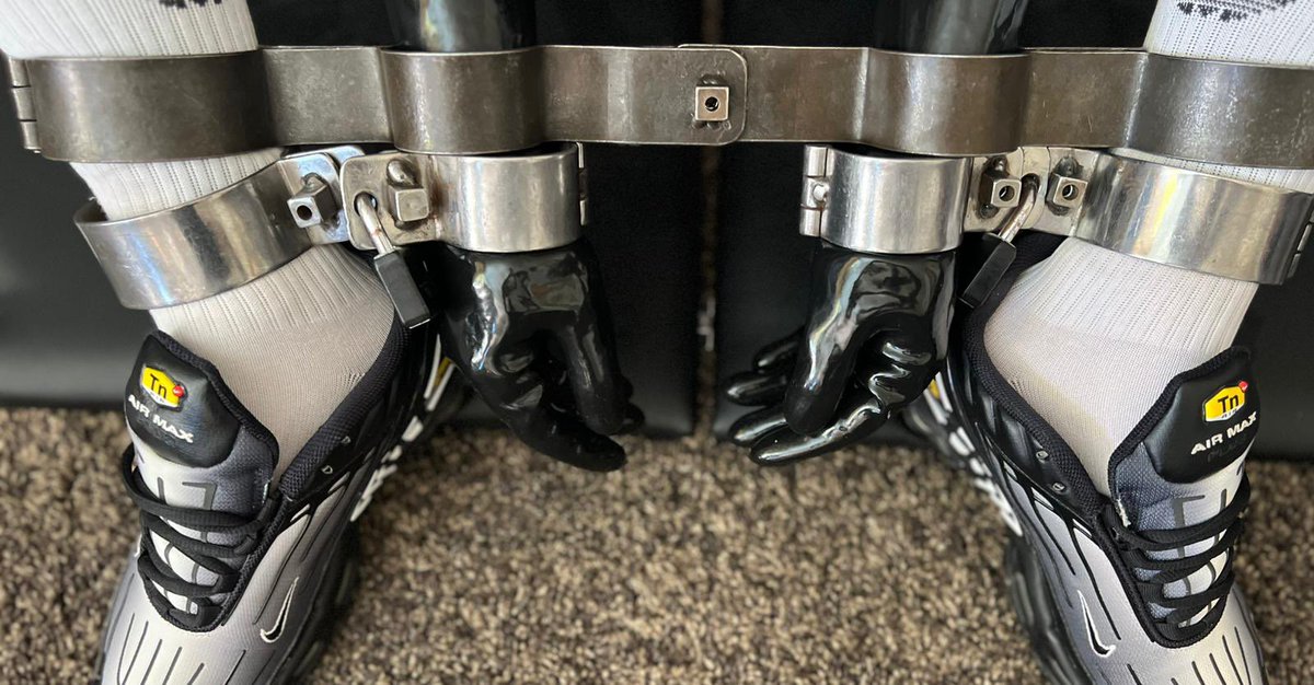 ⛓️Un jeune slave en latex et Tn, fixé à ses fers. 
…Et rien d’autre.