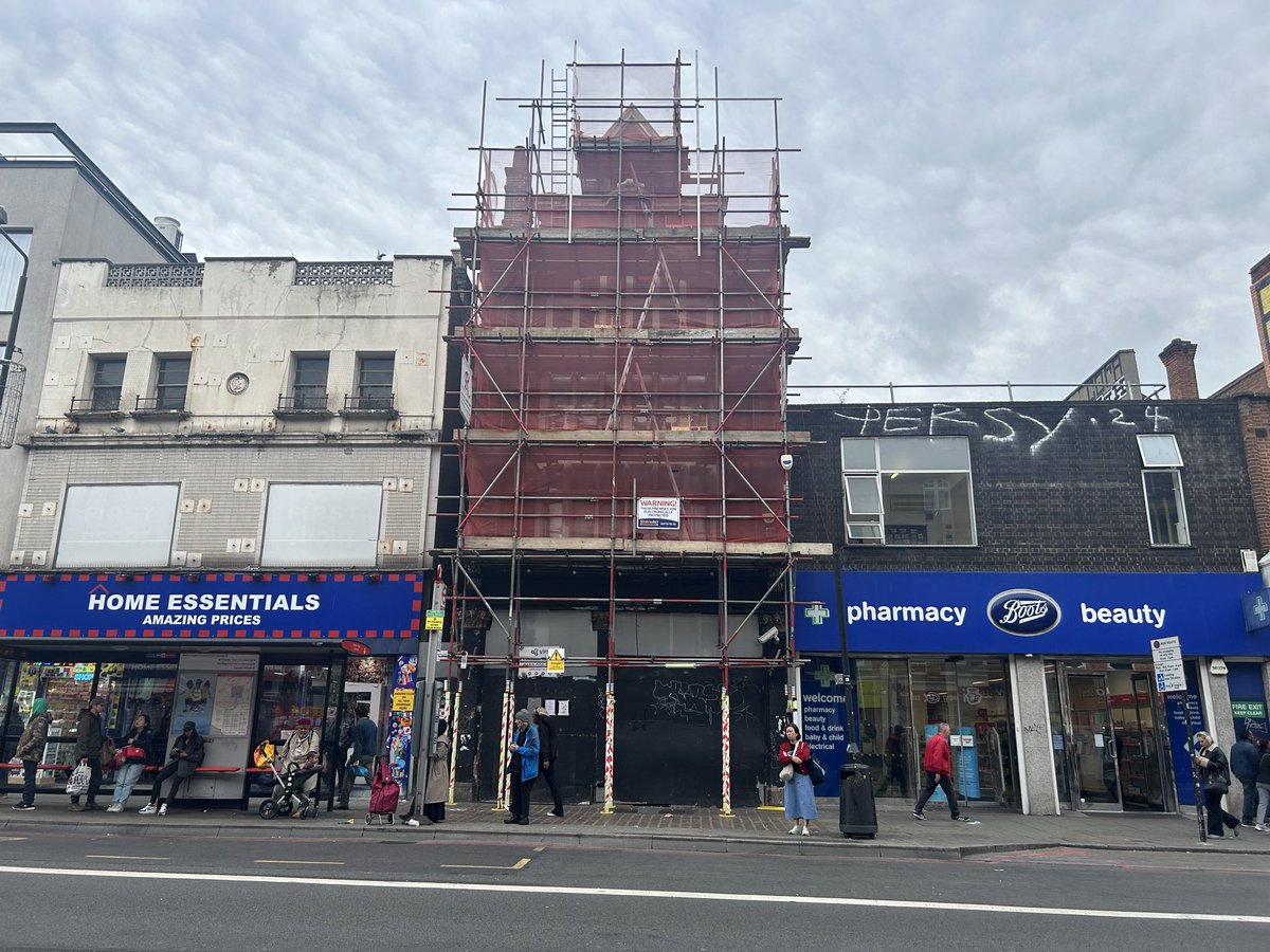 NLondonCAMRA's tweet image. Great to hear The Black Cap in Camden is reopening after 10 years. An iconic LGBT venue. CAMRA North London branch supported the application to reopen the pub and cabaret venue!  🍺 🏳️‍🌈 #pubs #pubsreopening