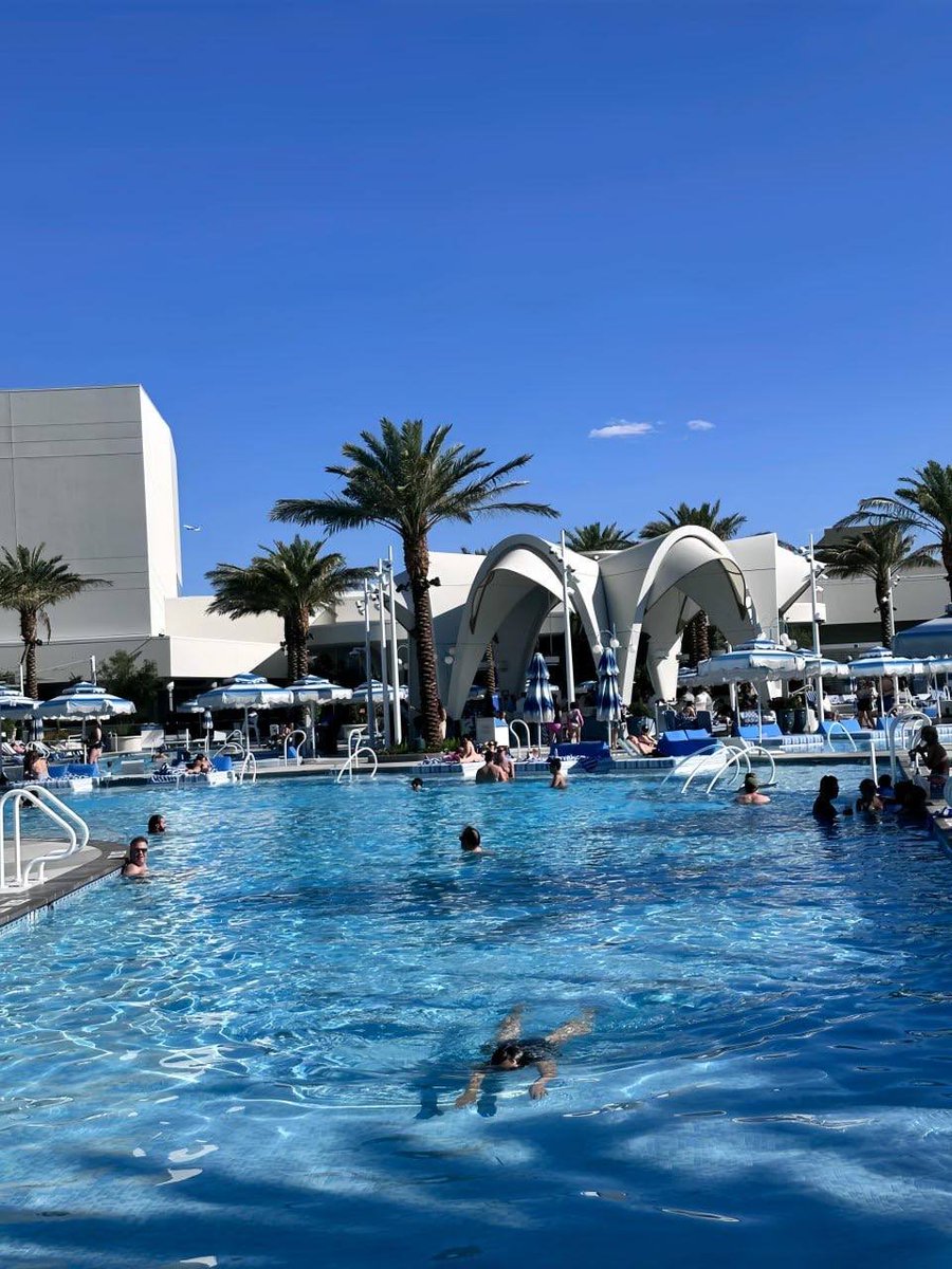 chey_nho's tweet photo. Las Vegas? https://t.co/9nagYgaP9p