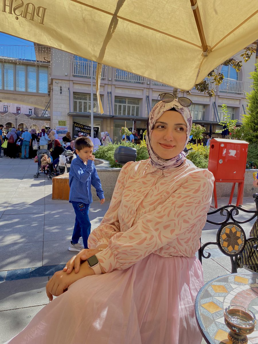 sero1844's tweet photo. Photoshop bilgisi olan arkadaşlar arkadaki çocuğu kaldırabilir misiniz? 
- 🥲 https://t.co/cUk6LtrdxC