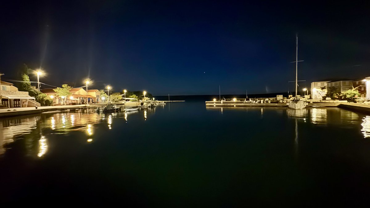Nerezine, otok Lošinj.

4. Listopad.

20:30 sati.

Nigdje nikoga…..