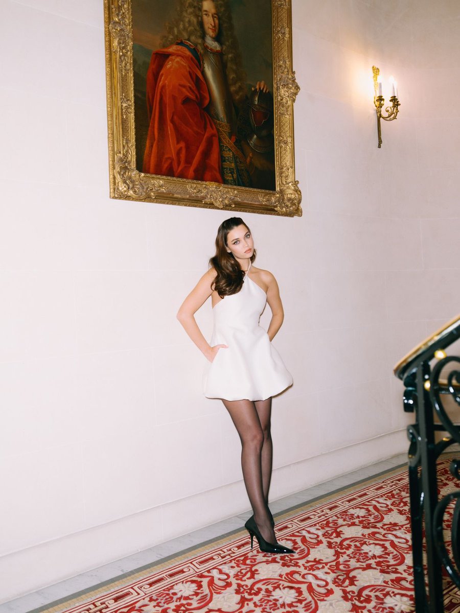 Afra Saraçoğlu'nun Paris çıkarması
🔶Genç kuşağın gözde yıldız oyuncusu #AfraSaraçoğlu, Paris Moda Haftası’na dünyaca ünlü bir markanın özel davetlisi olarak katıldı. 
🔶Saraçoğlu güzelliği ve şıklığıyla Türk kadını başarıyla temsil etti.