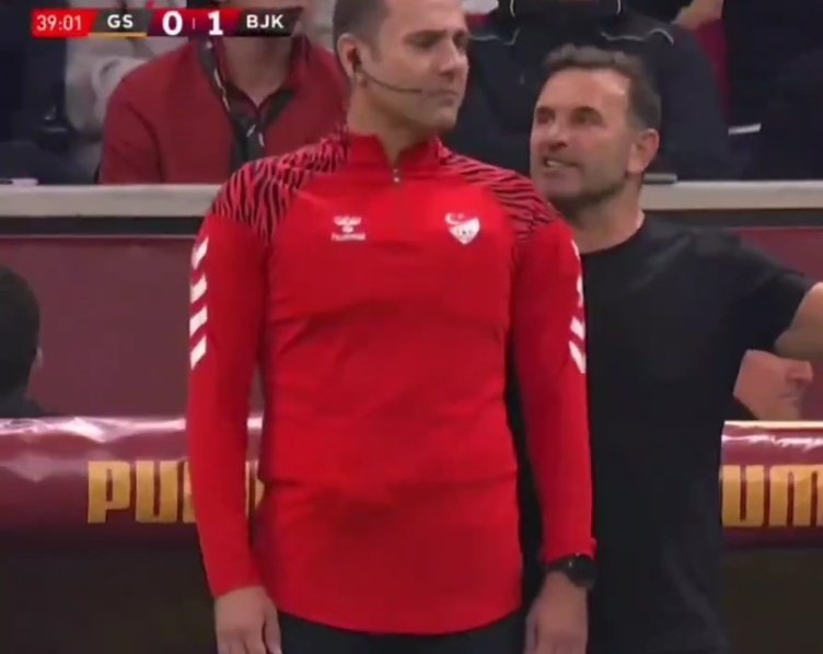 Okan Buruk sürekli dördüncü hakemin dibinde 
Ama sarı kartı gören Sergen Yalçın