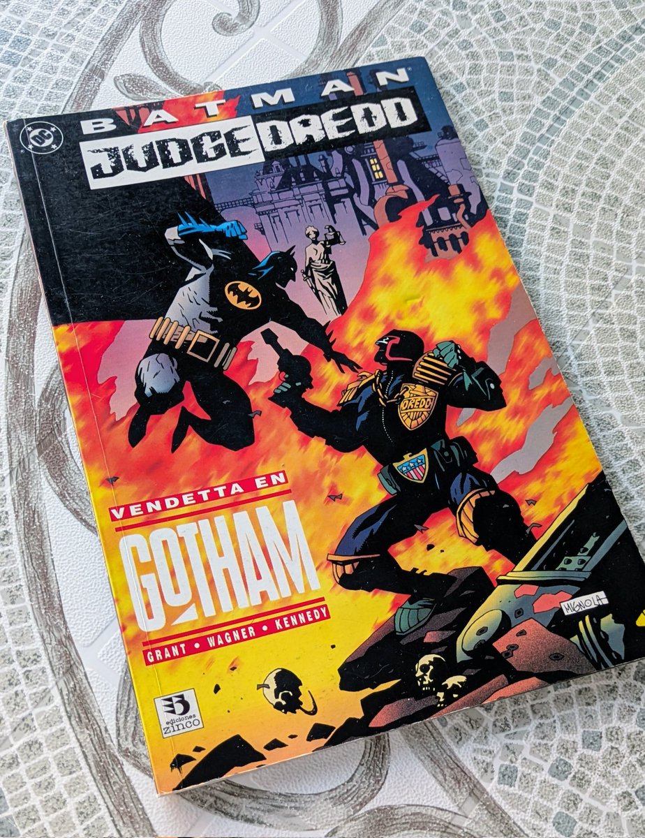 JaviMutante's tweet photo. ¡Muy buenas Mutantada! Volvemos de sábadabada de bocadillos de tinta. Otro dueto que perforó mis neuronas juveniles a fueguito. Vendetta en Gotham con el #JuezDredd y el Murciélago apalizándose a base de bien por Gotham con girito argumental que me dejó loco. 1/2 ⬇️🧵 https://t.co/LiT2oDUjhy