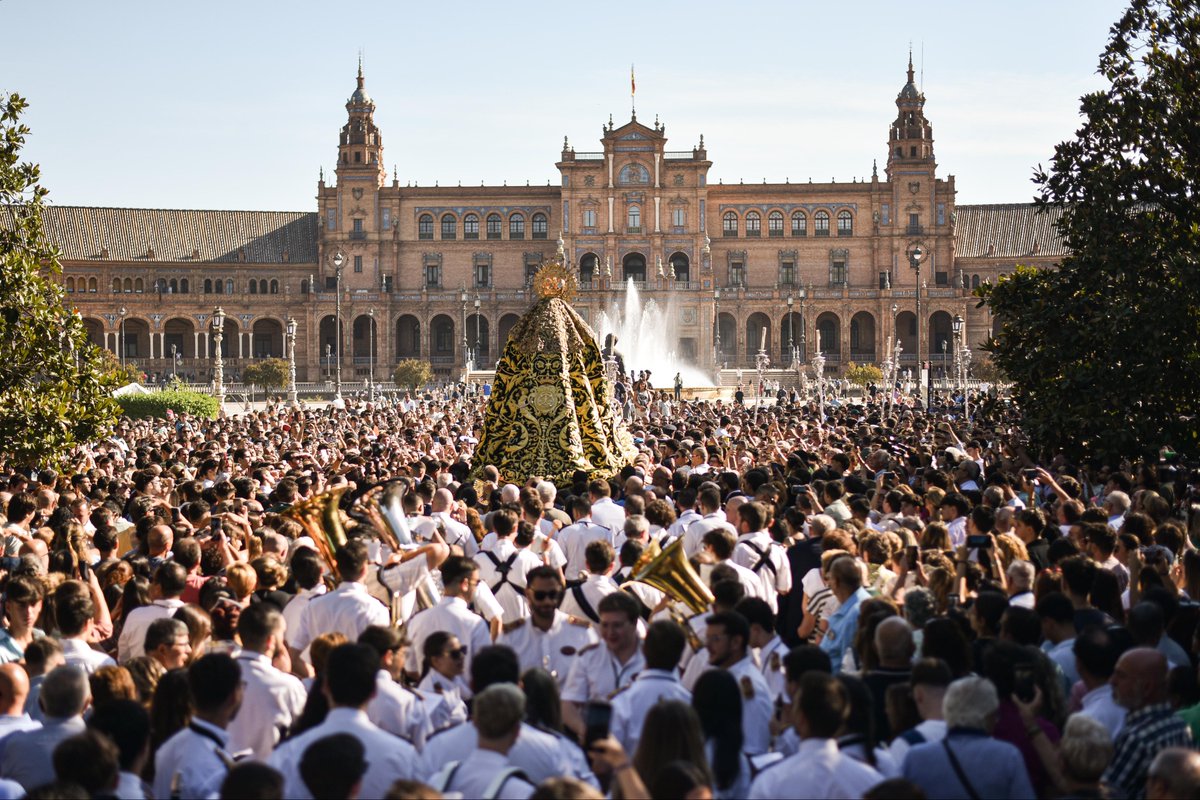 Agradecemos profundamente a la <a href="/BMLasCigarreras/">BM Las Cigarreras</a> su inconmensurable labor y todo el esfuerzo que ha llevado a cabo, en la jornada de hoy, para acompañar con su música a la Esperanza durante todo su traslado al Polígono Sur. 

Sin vosotros, la banda de la Virgen, nada habría sido