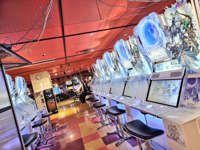 FGOアケってカード終わっちゃったの? うちの近くのゲーセンまだこんなに筐体並んでるのに?(10日ぐらい前に撮影) ……人がいるとこ見た事ないけど