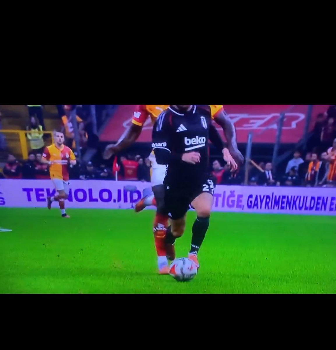 neyzenhic's tweet photo. @resmiforza1905 Algı yapmayın gs li topçunun müdahalesinden sonra kendi ayakları dolanıyor. Net kırmızı pozisyon. Tabi alışık değilsiniz ligde kırmızı görmeye sizde bir şaşırdınız tabi ama açıkçası bizde şaşırdık lobisaraya nasıl kırmızı verildi diye. https://t.co/IeN8NEf1rX