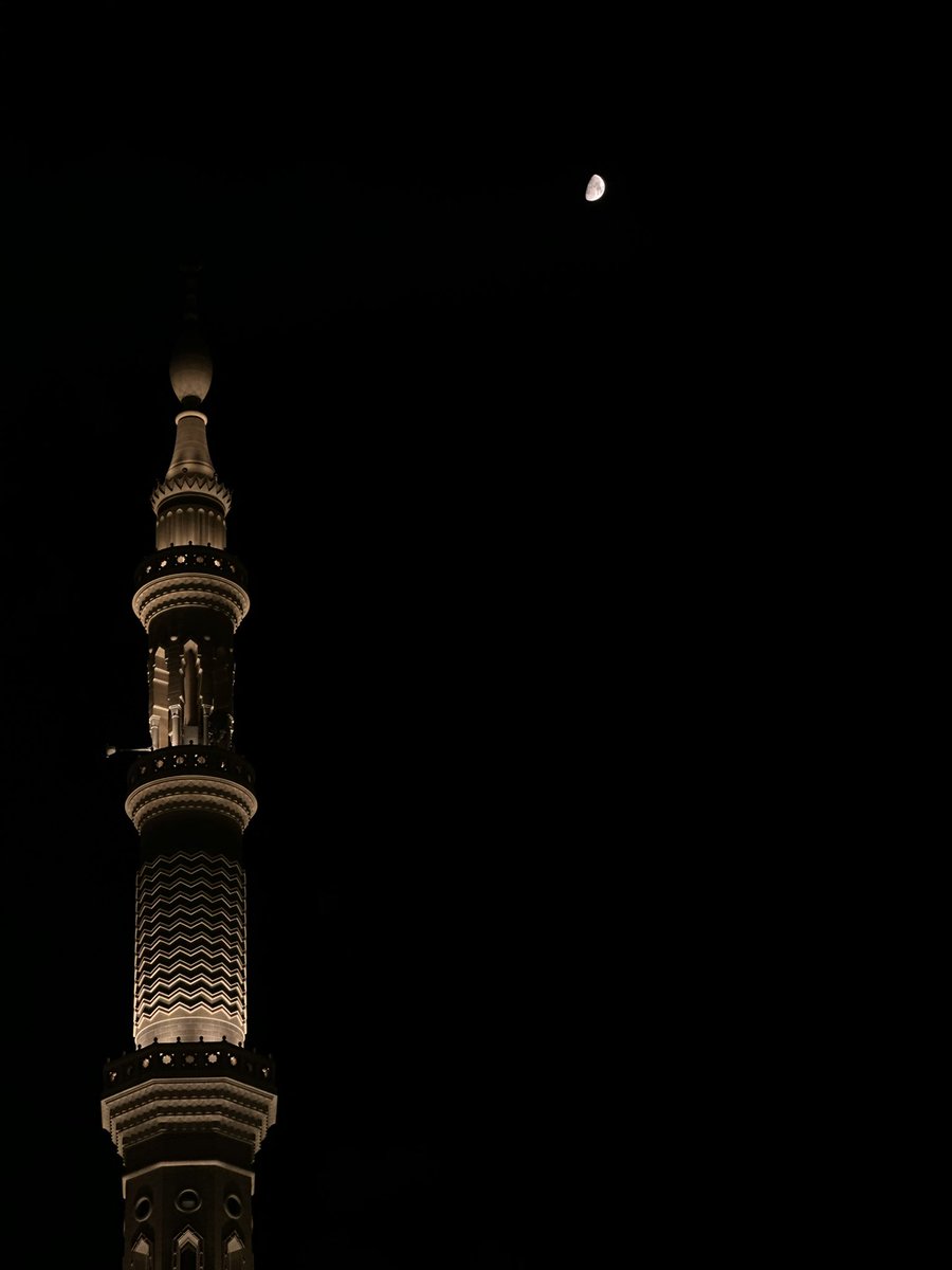 نُجالسُ اللّيلَ ، والأفكارُ تسرقُنا
نُخاطبُ النّجمَ حينًا كي يُسلينا
🌒📷