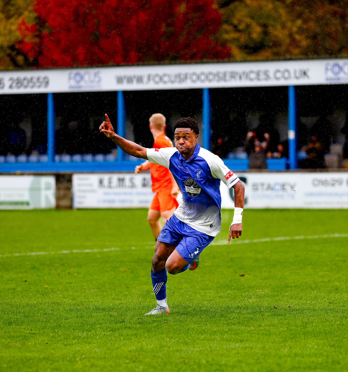 tomflintphoto's tweet photo. Super Win for Matlock today… 🔵⚪️📸📸

Still the most picturesque Non-League Ground in the Pyramid. 

#GladsallOver #MTFC #MatlockTown #Gladiators https://t.co/qcFuq0DuLN