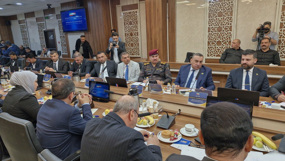 naaimhamidi's tweet photo. در آیین امضای تفاهم نامه راهبردی همکاری تجاری خوزستان و عراق، دبیر شورای عالی مناطق آزاد، سفیر ایران در عراق ، مدیرکل مرزی وزارت کشور، مدیرکل اقتصادی وزارت خارجه، رئیس شورای استان بصره، رئیس گذرگاه‌های مرزی عراق،  مشاور نخست وزیر و دهها بازرگان و مدیر اقتصادی حضور داشته اند. https://t.co/Lqwf4hWBFf