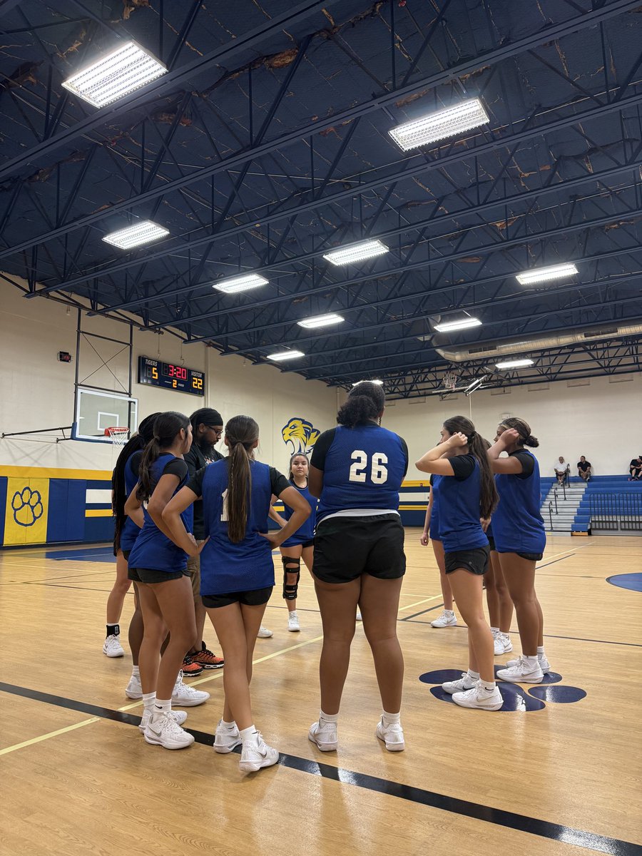 🚨The #WestTXHSShowdown🚨

Final | <a href="/centralcathoops/">centralcathoops</a> 47, Roswell 12 

SA Central held Roswell to just 7 points scored in the final half while sharing the wealth within their squad. 

Almost every player had points on the board in their dominating win! 
 
<a href="/ACH_GBB/">Alamo City Hoops GBB</a>