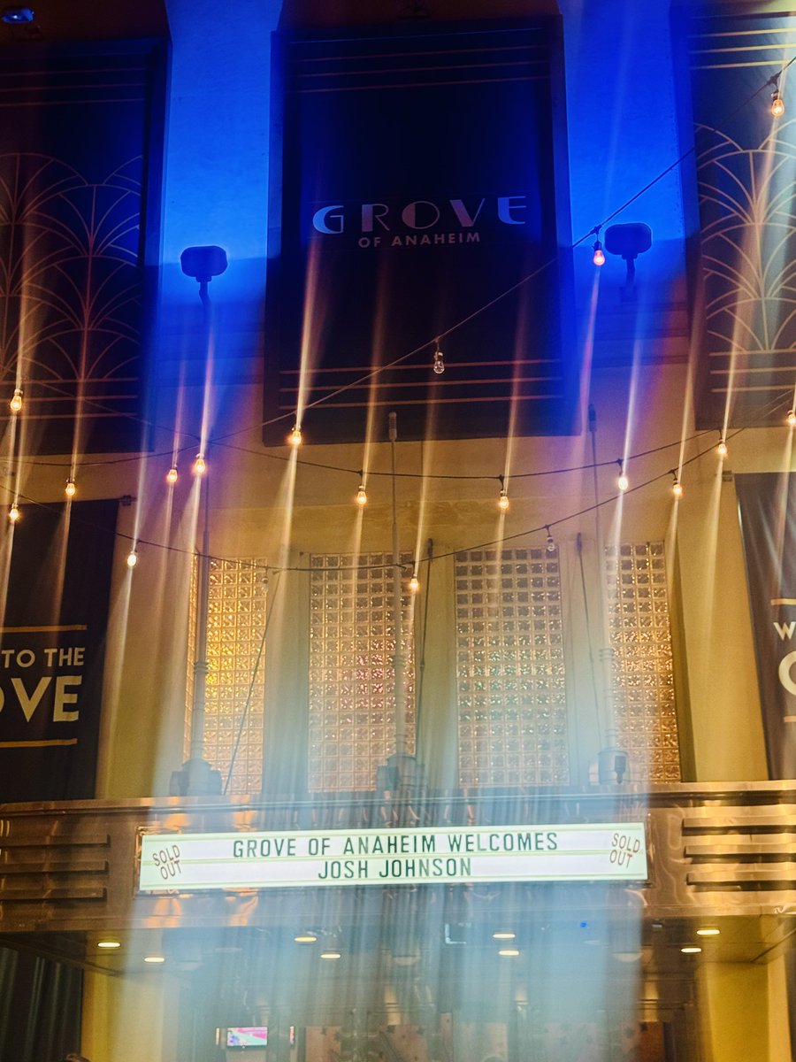 Sunset_SC2's tweet image. The comedy is one thing, but the storytelling chops on this man? The ability to make you feel and think? Otherworldly. He’s a master weaver. I’n in awe - it’s like watching someone dance or paint, only it’s all words, all verbal. What an honor to witness, what a gift he is.