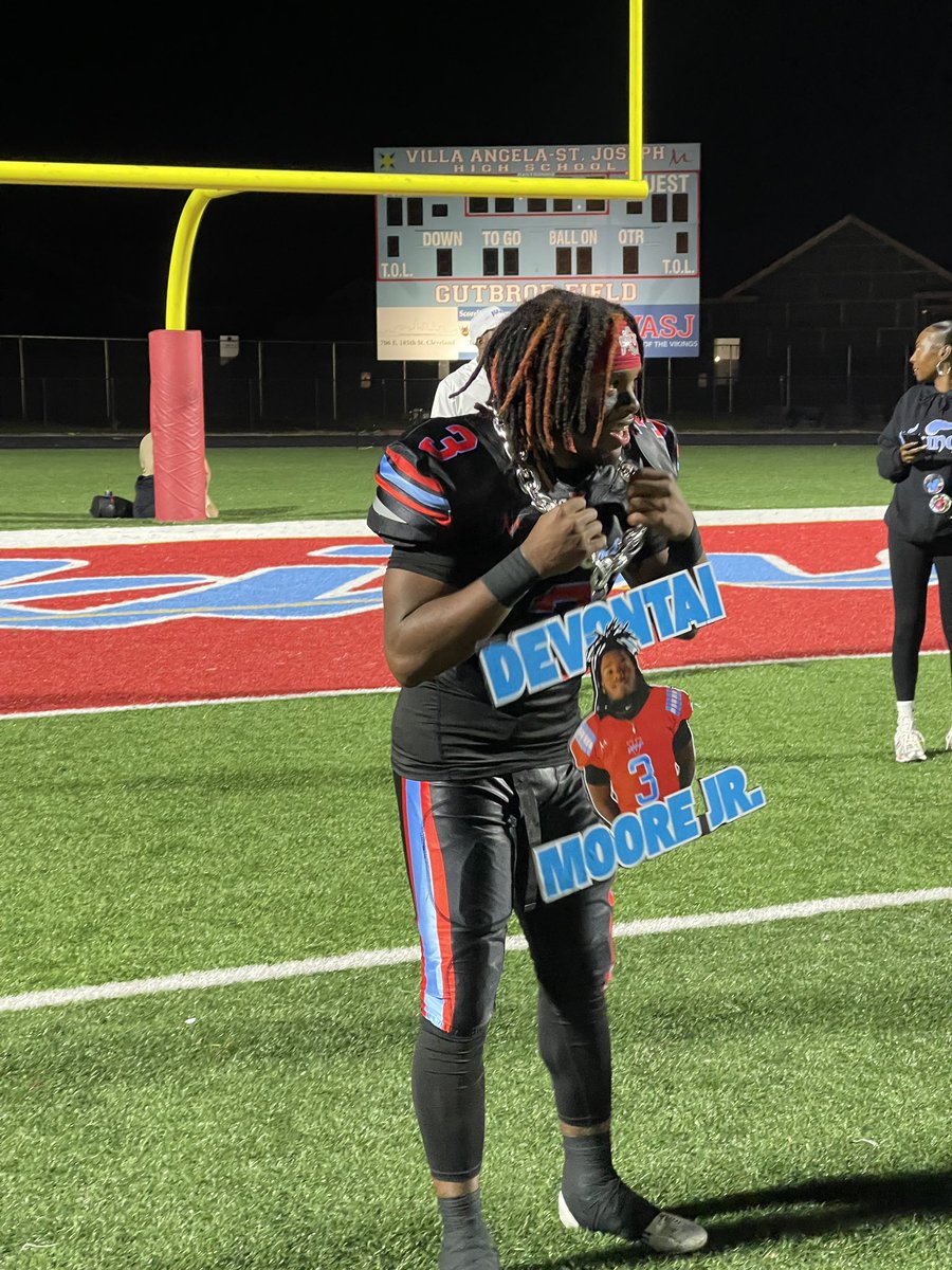 TJMoorejr21's tweet photo. Senior Night was nothing but amazing. It will be a day to remember. Thank you to everyone that came out to support. #OneMooreTime https://t.co/iuvZ4OzZ4n